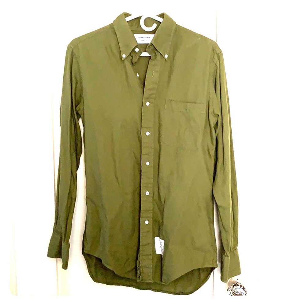 Men’s long-sleeved casual button-down shirt.
